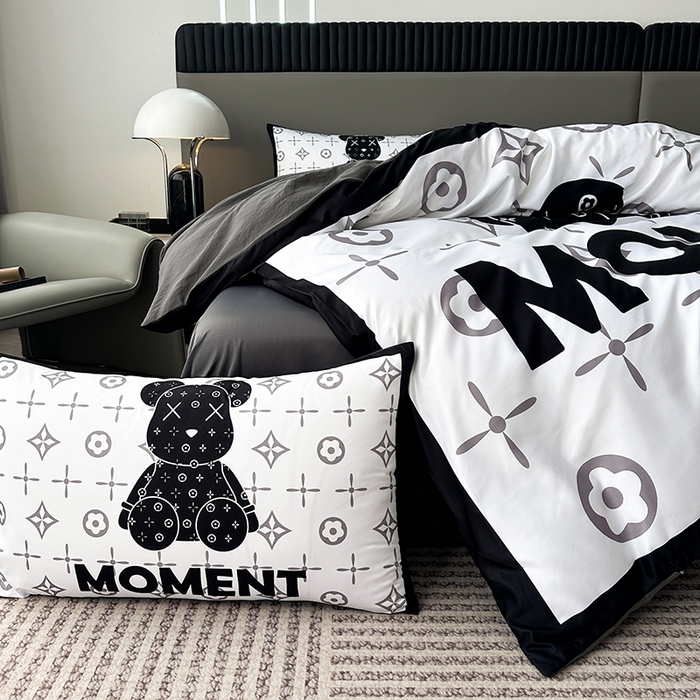 91家纺网 家纺一手货源 找家纺 2025新款水洗真丝数码印花四件套 路易熊-白