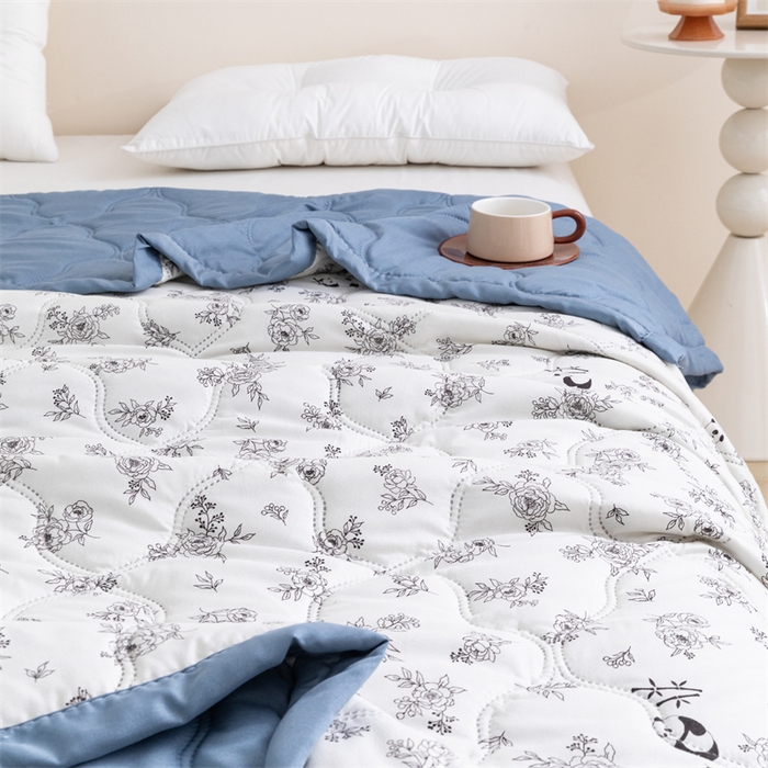 91家纺网 家纺一手货源 找家纺 梵心家纺 2025新款直播热款印花夏凉被空调被被子被芯水洗棉夏被 熊猫物语