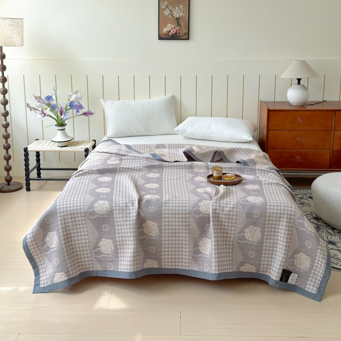 91家纺网 家纺一手货源 找家纺 2025新款A类纯棉针织三层纱提花多功能毯 灰色-花园