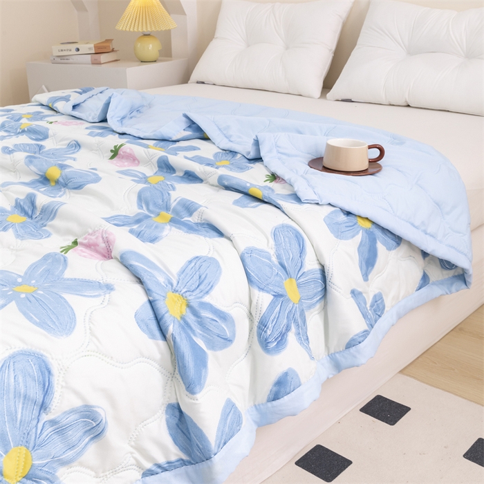 91家纺网 家纺一手货源 找家纺 席万佳 2025新款直播热款印花夏凉被空调被被子被芯水洗棉夏被 蓝色花朵