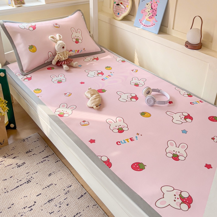 91家纺网 家纺一手货源 找家纺 富馨莱 2025新款学生平铺款冰藤印花凉席A类抗菌冰丝席支持定制尺寸 甜心兔