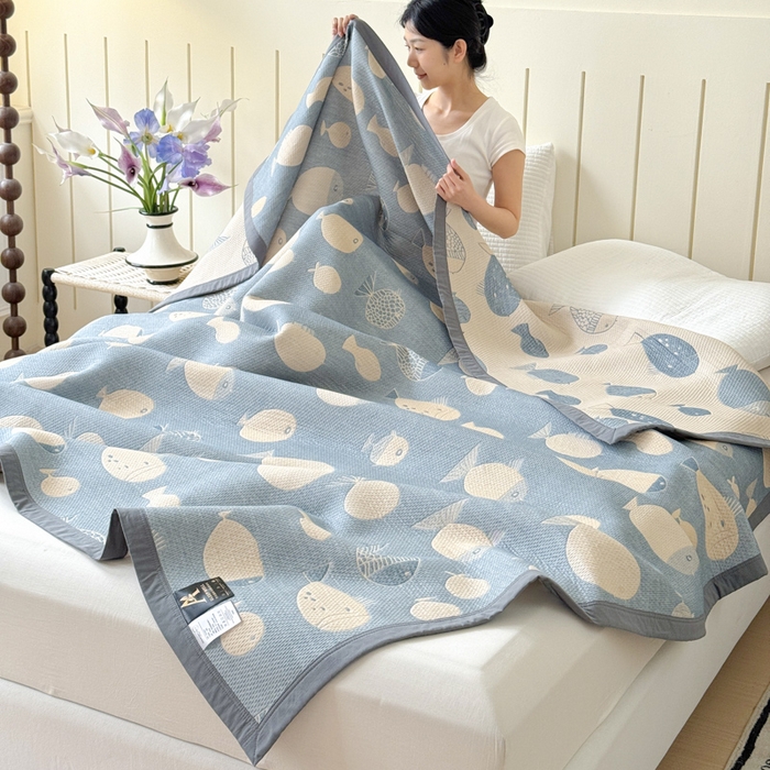 91家纺网 家纺一手货源 找家纺 2025新款A类纯棉针织三层纱提花多功能毯 蓝色-小鱼