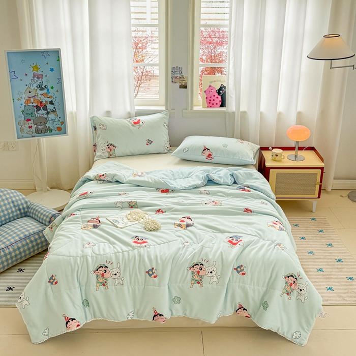 91家纺网 家纺一手货源 找家纺 慕尚家纺 2025新款水洗棉花边工艺羽丝棉卡通系列夏被 蜡笔小新