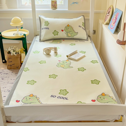 91家纺网 家纺一手货源 找家纺 富馨莱 2025新款学生平铺款冰藤印花凉席A类抗菌冰丝席支持定制尺寸 小萌龙