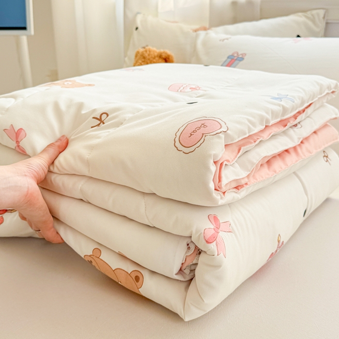 91家纺网 家纺一手货源 找家纺 慕尚家纺 2025新款水洗棉花边工艺羽丝棉卡通系列夏被 甜品小熊