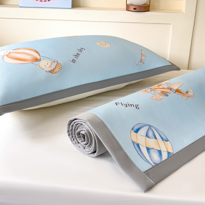 91家纺网 家纺一手货源 找家纺 富馨莱 2025新款学生平铺款冰藤印花凉席A类抗菌冰丝席支持定制尺寸 星空探险家