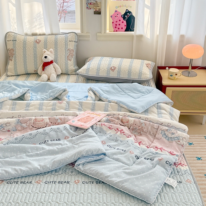 91家纺网 家纺一手货源 找家纺 慕尚家纺  2025春夏新款乳胶凉席水洗棉夏被夏凉被空调被三件套四件套 洛丽塔小熊