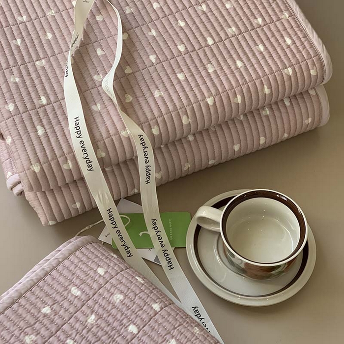 91家纺网 家纺一手货源 找家纺 汇庭 2025新款蔓莎床盖三件套系列-实拍 小爱心粉