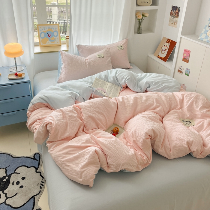 91家纺网 家纺一手货源 找家纺 桃心家居 2025新款A类韩系亲肤软糯甜格泡泡水洗棉撞色奶呼呼织标蝴蝶少女四件套 泡泡水洗棉-甜格粉蓝