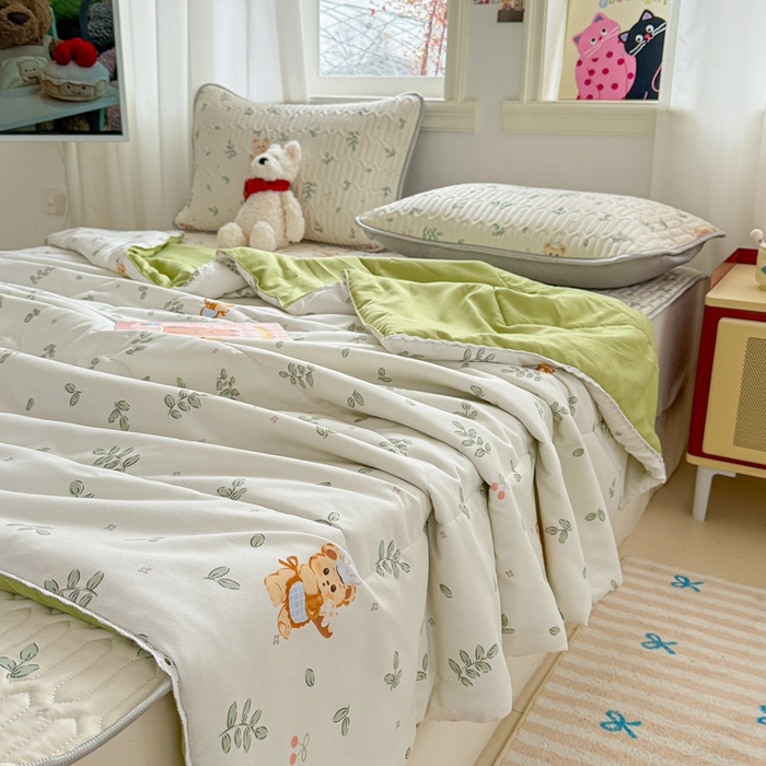 91家纺网 家纺一手货源 找家纺 慕尚家纺  2025春夏新款乳胶凉席水洗棉夏被夏凉被空调被三件套四件套 邻家小熊