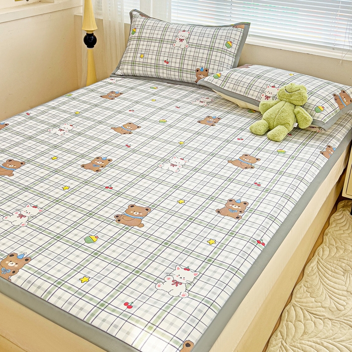 91家纺网 家纺一手货源 找家纺 富馨莱 2025新款平铺款冰藤印花凉席A类抗菌冰丝席支持定制尺寸 格子熊