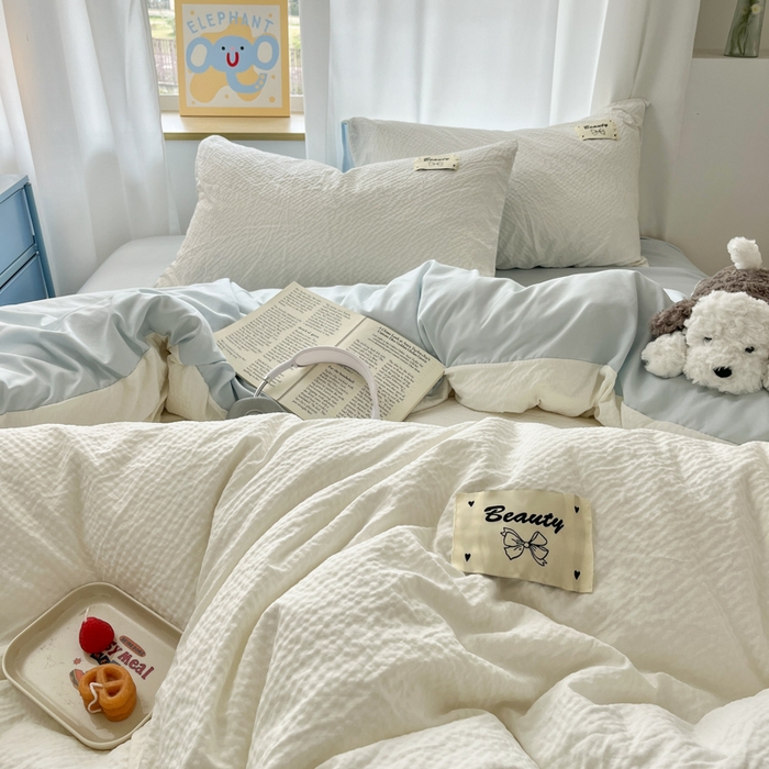 91家纺网 家纺一手货源 找家纺 桃心家居 2025新款A类韩系亲肤软糯甜格泡泡水洗棉撞色奶呼呼织标蝴蝶少女四件套 泡泡水洗棉-甜格奶白蓝