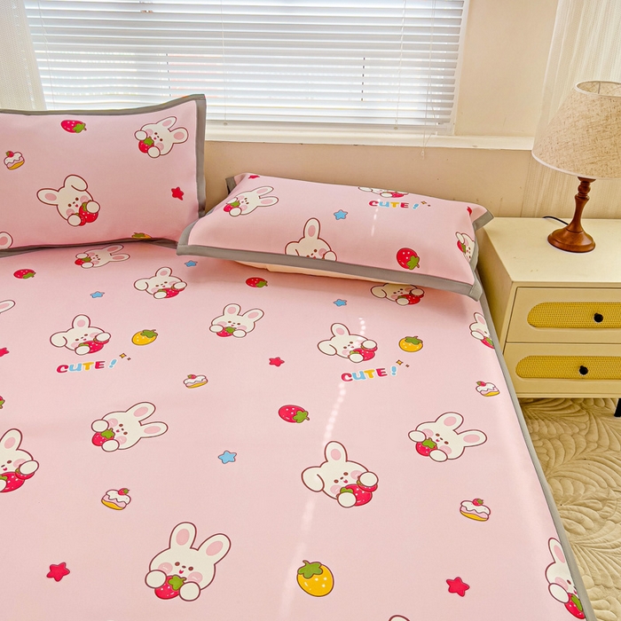 91家纺网 家纺一手货源 找家纺 富馨莱 2025新款平铺款冰藤印花凉席A类抗菌冰丝席支持定制尺寸 甜心兔