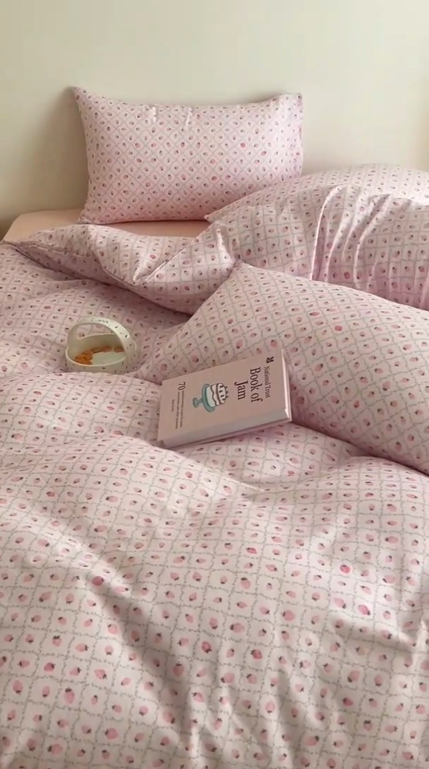 91家纺网 家纺一手货源 找家纺 塞纳 2026新款.全棉有氧双层纱四件套-场景一 奶油草莓-紫