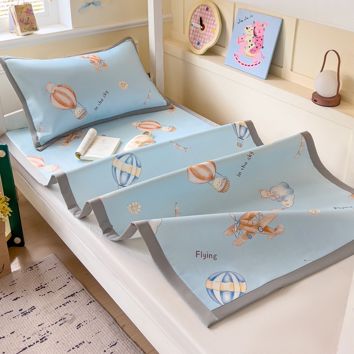 91家纺网 家纺一手货源 找家纺 富馨莱 2025新款学生平铺款冰藤印花凉席A类抗菌冰丝席支持定制尺寸 星空探险家