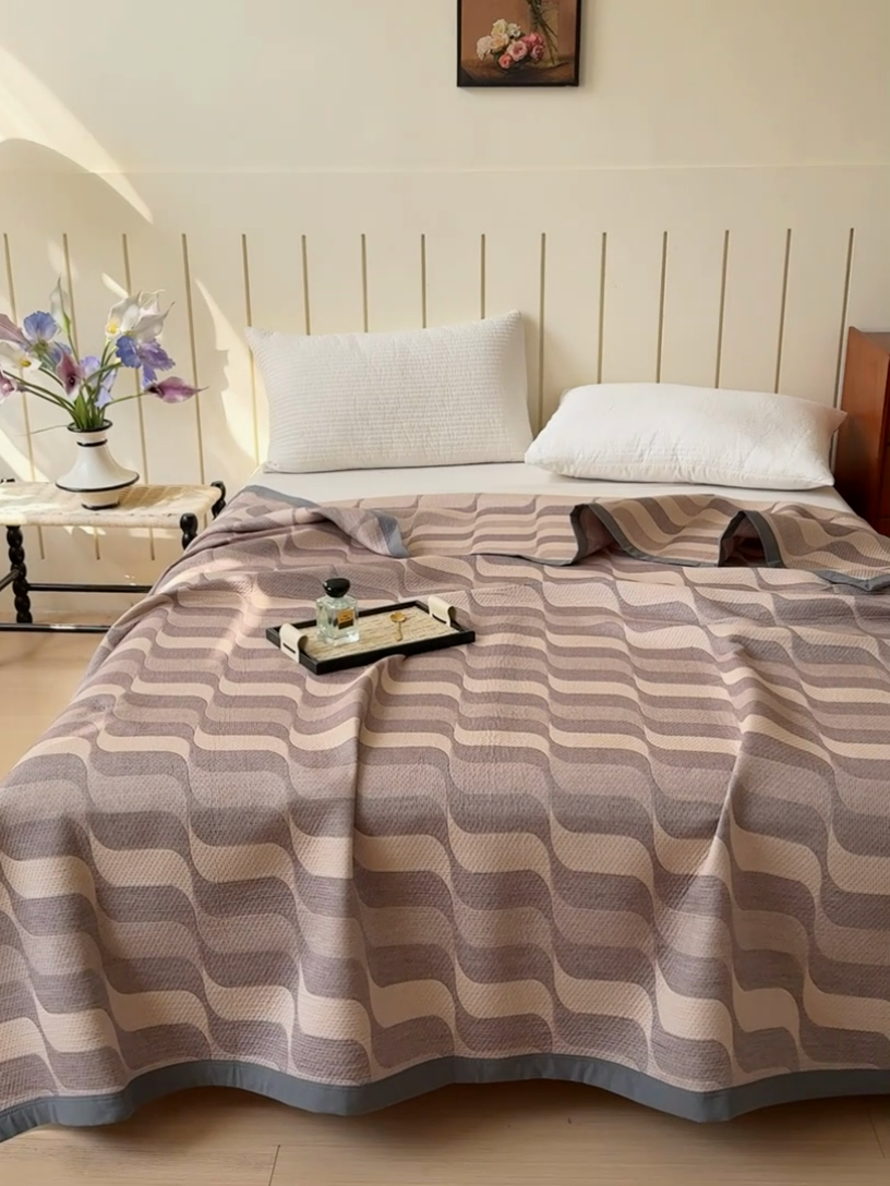 91家纺网 家纺一手货源 找家纺 2025新款A类纯棉针织三层纱提花多功能毯 棕色-波纹