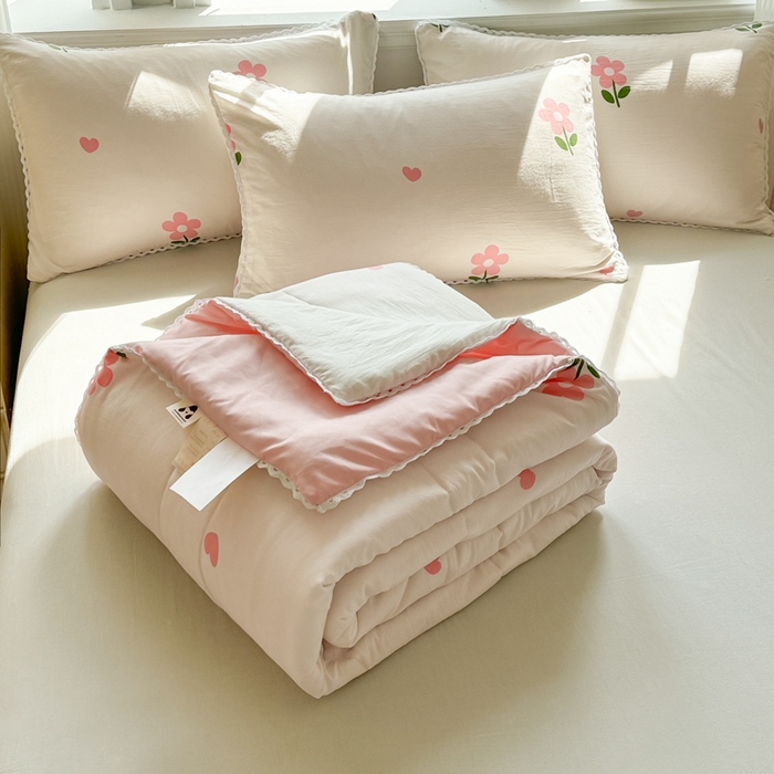 91家纺网 家纺一手货源 找家纺 慕尚家纺 2025新款水洗棉花边工艺羽丝棉卡通系列夏被 花儿朵朵