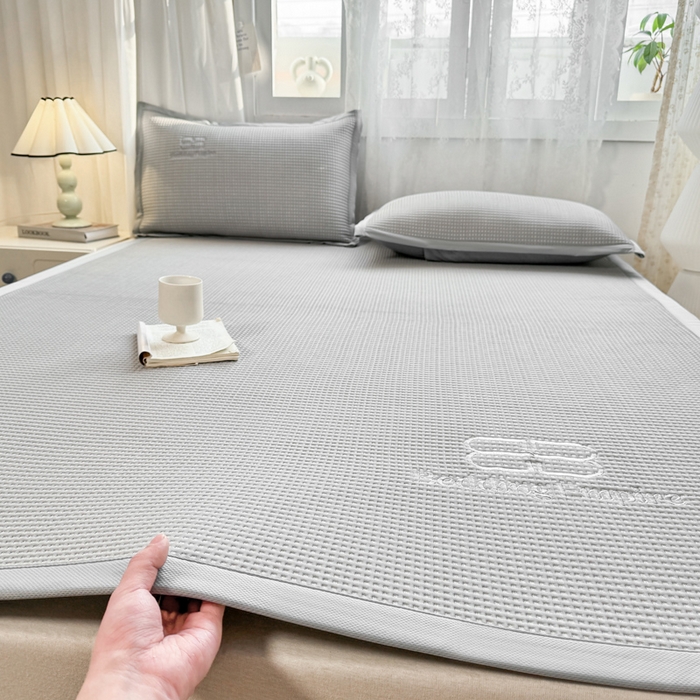 91家纺网 家纺一手货源 找家纺 2025年新款乙纶华夫格刺绣熊猫漫野冰豆豆系列 山灰-床席款