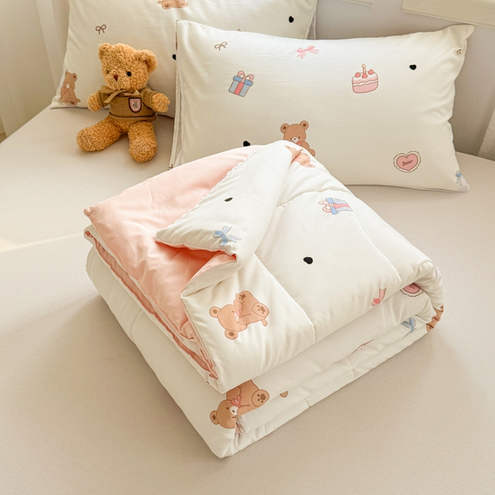 91家纺网 家纺一手货源 找家纺 慕尚家纺 2025新款水洗棉花边工艺羽丝棉卡通系列夏被 甜品小熊