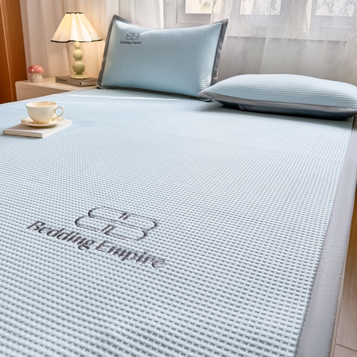 91家纺网 家纺一手货源 找家纺 2025年新款乙纶华夫格刺绣熊猫漫野冰豆豆系列 天空蓝-床席款