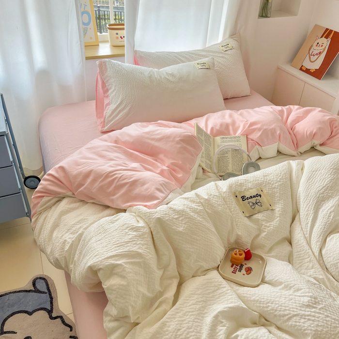 91家纺网 家纺一手货源 找家纺 桃心家居 2025新款A类韩系亲肤软糯甜格泡泡水洗棉撞色奶呼呼织标蝴蝶少女四件套 泡泡水洗棉-甜格白粉