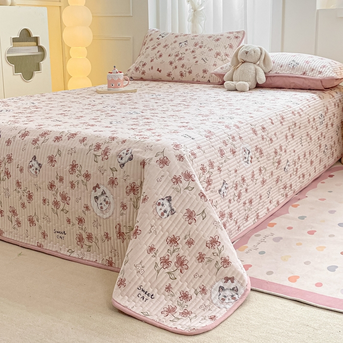 91家纺网 家纺一手货源 找家纺 顺顺家纺 2025新款全棉卡通夹棉床盖 花枝夜梦