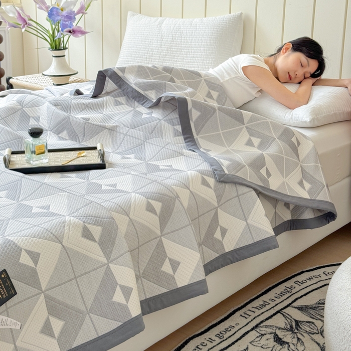 91家纺网 家纺一手货源 找家纺 2025新款A类纯棉针织三层纱提花多功能毯 灰色-菱形