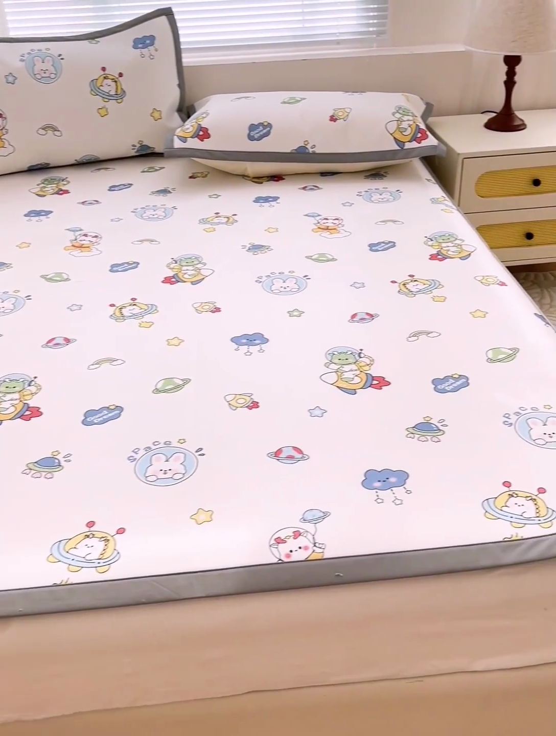 91家纺网 家纺一手货源 找家纺 富馨莱 2025新款平铺款冰藤印花凉席A类抗菌冰丝席支持定制尺寸 宇航员