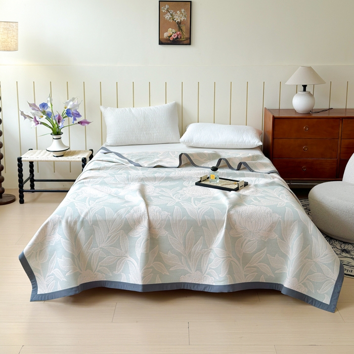 91家纺网 家纺一手货源 找家纺 2025新款A类纯棉针织三层纱提花多功能毯 青色-花叶