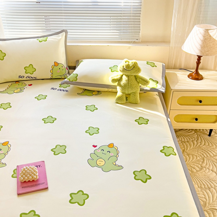 91家纺网 家纺一手货源 找家纺 富馨莱 2025新款平铺款冰藤印花凉席A类抗菌冰丝席支持定制尺寸 小萌龙