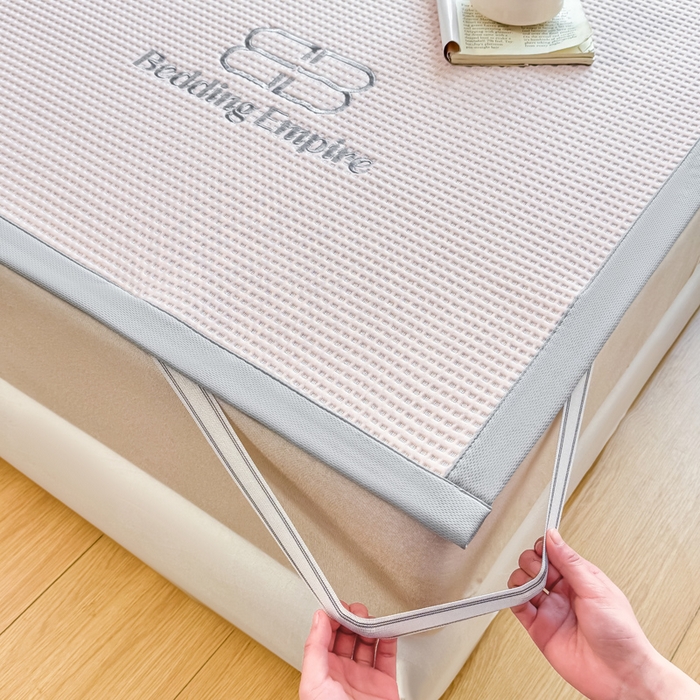 91家纺网 家纺一手货源 找家纺 2025年新款乙纶华夫格刺绣熊猫漫野冰豆豆系列 樱花粉-床席款