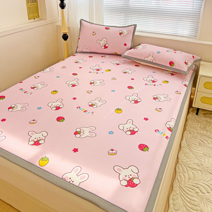 91家纺网 家纺一手货源 找家纺 富馨莱 2025新款平铺款冰藤印花凉席A类抗菌冰丝席支持定制尺寸 甜心兔