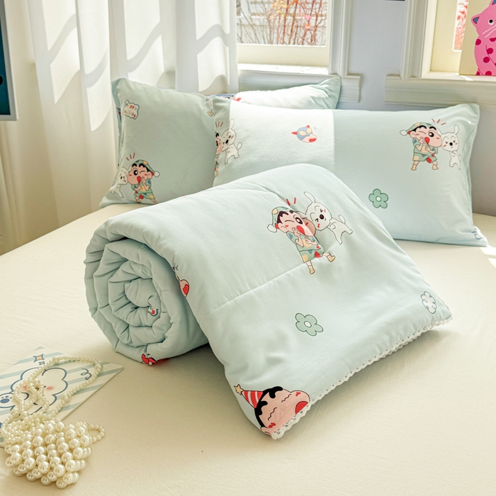 91家纺网 家纺一手货源 找家纺 慕尚家纺 2025新款水洗棉花边工艺羽丝棉卡通系列夏被 蜡笔小新