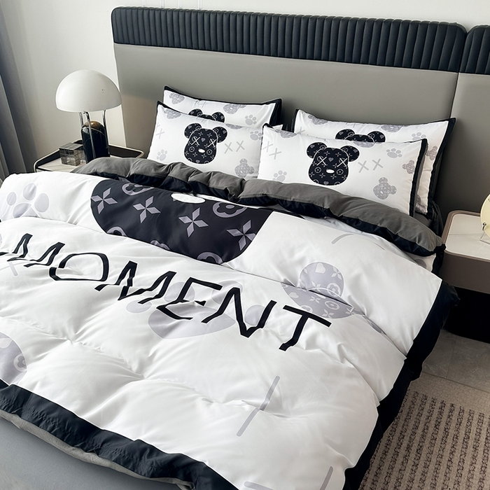 91家纺网 家纺一手货源 找家纺 2025新款水洗真丝数码印花四件套 流体熊-白