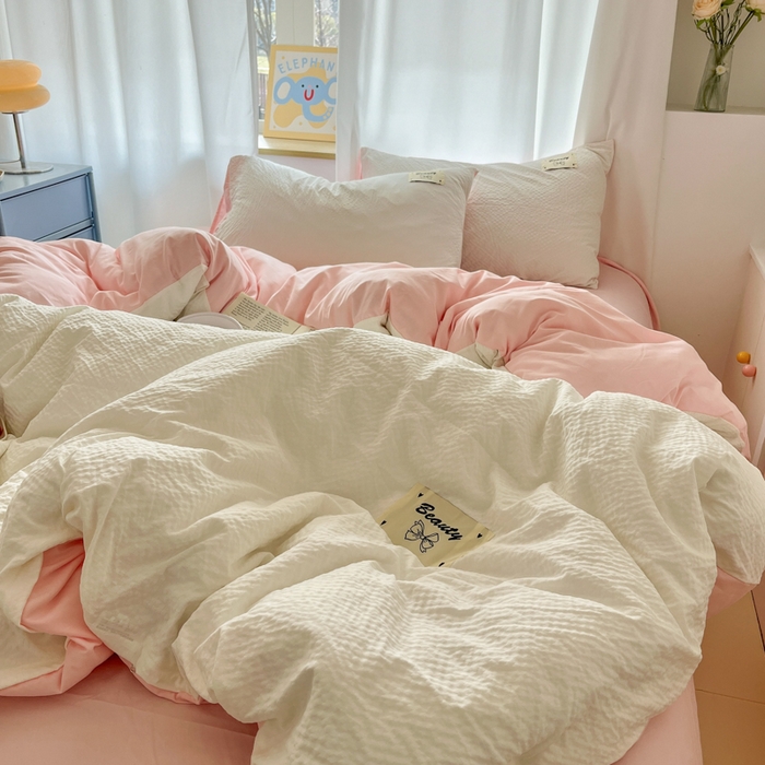 91家纺网 家纺一手货源 找家纺 桃心家居 2025新款A类韩系亲肤软糯甜格泡泡水洗棉撞色奶呼呼织标蝴蝶少女四件套 泡泡水洗棉-甜格白粉