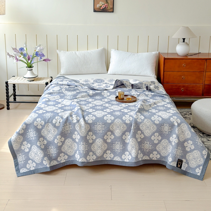 91家纺网 家纺一手货源 找家纺 2025新款A类纯棉针织三层纱提花多功能毯 蓝色-四叶花