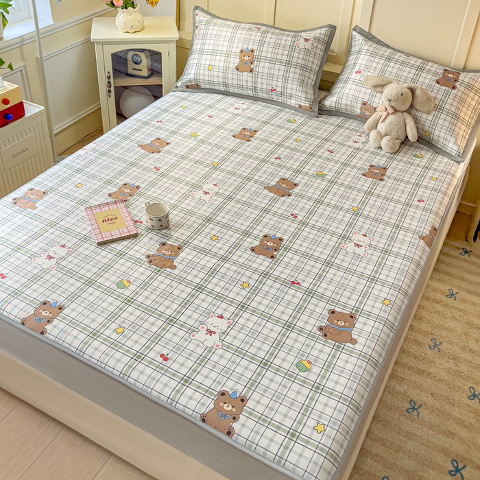 91家纺网 家纺一手货源 找家纺 富馨莱 2025新款床笠款冰藤印花凉席A类抗菌冰丝席支持定制尺寸 格子熊