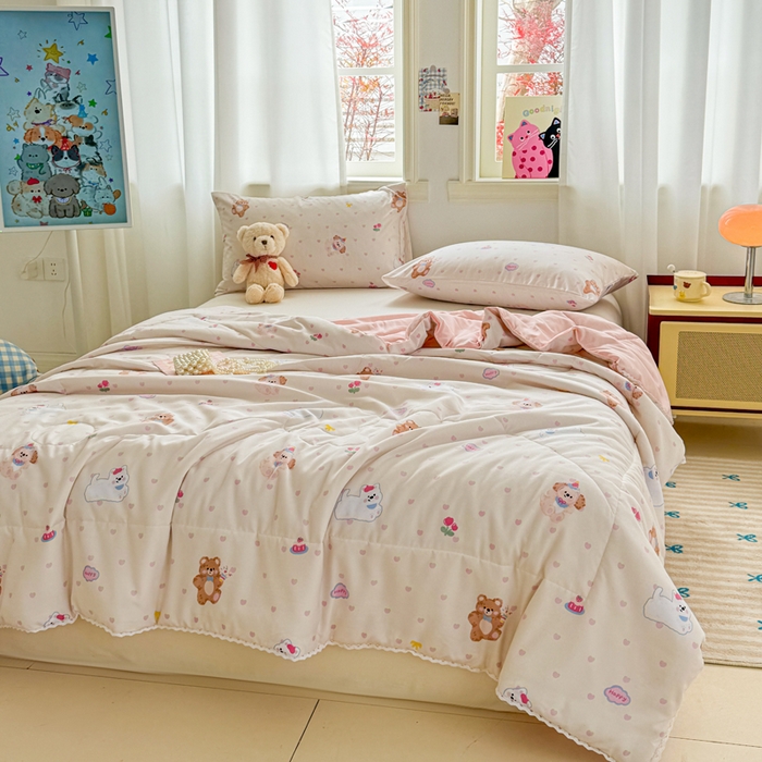 91家纺网 家纺一手货源 找家纺 慕尚家纺 2025新款水洗棉花边工艺羽丝棉卡通系列夏被 哈哈俱乐部