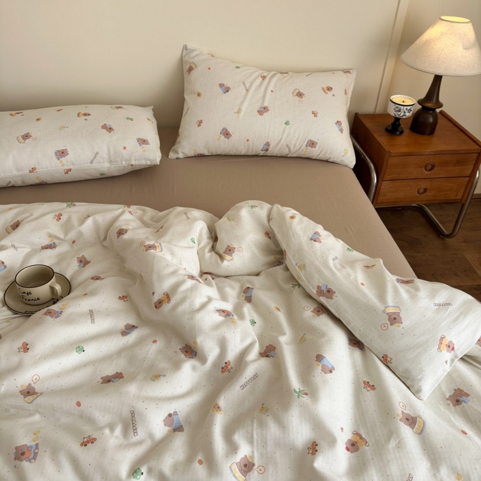 91家纺网 家纺一手货源 找家纺 曲之慕2025新款A类母婴级有氧全棉纯棉双层纱印花四件套 甜点小熊-米