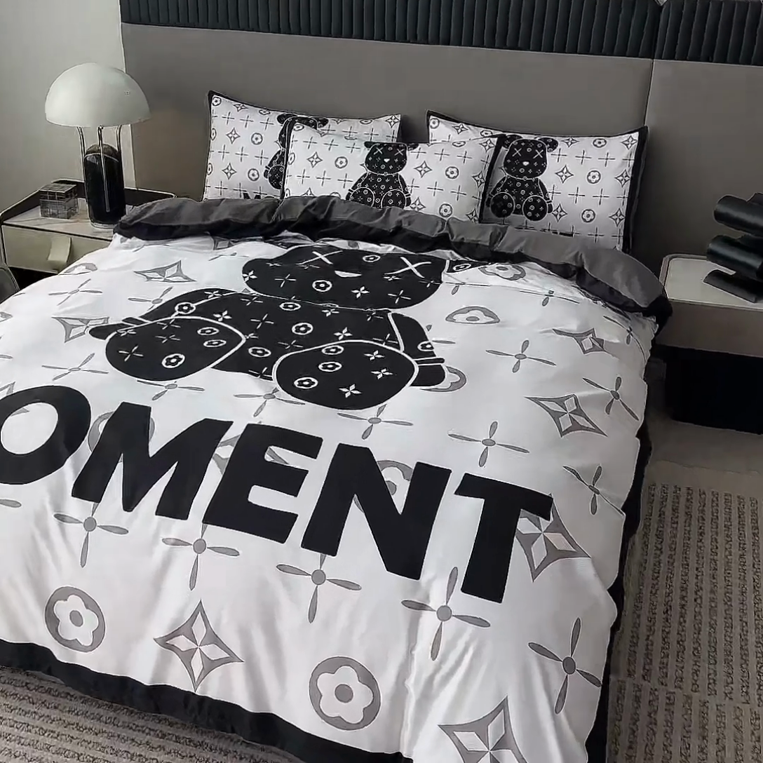 91家纺网 家纺一手货源 找家纺 2025新款水洗真丝数码印花四件套 路易熊-白