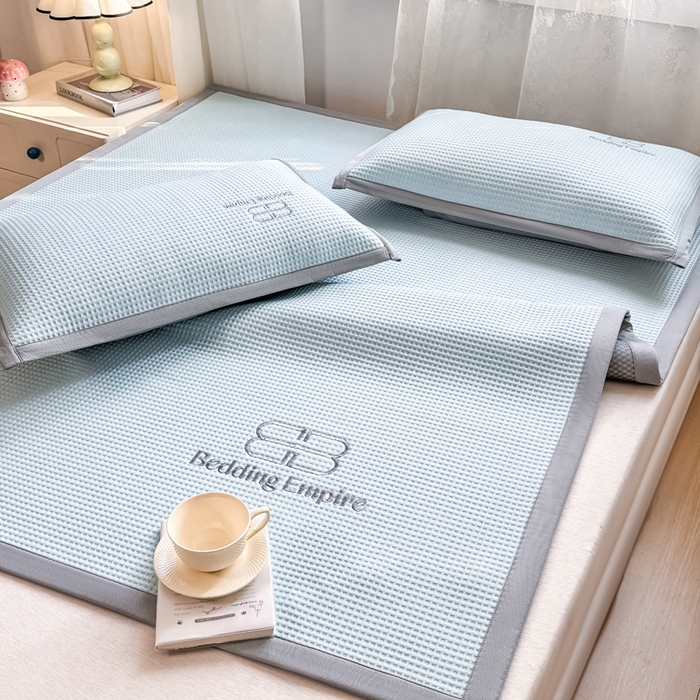 91家纺网 家纺一手货源 找家纺 2025年新款乙纶华夫格刺绣熊猫漫野冰豆豆系列 天空蓝-床席款