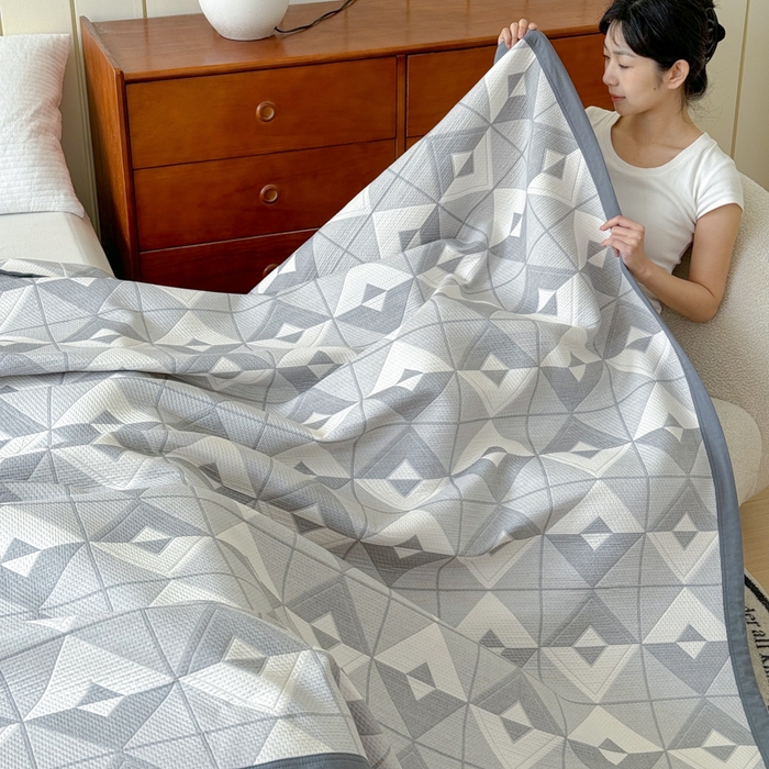 91家纺网 家纺一手货源 找家纺 2025新款A类纯棉针织三层纱提花多功能毯 灰色-菱形