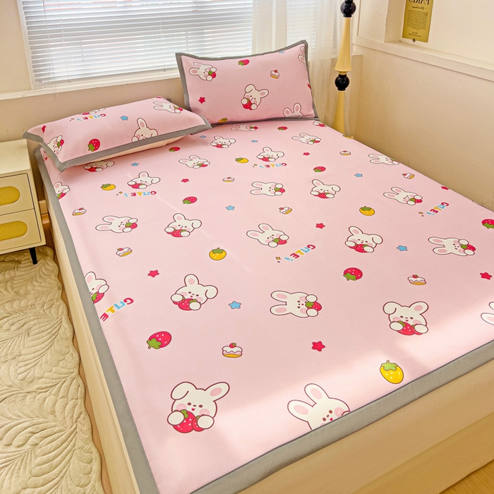 91家纺网 家纺一手货源 找家纺 富馨莱 2025新款平铺款冰藤印花凉席A类抗菌冰丝席支持定制尺寸 甜心兔