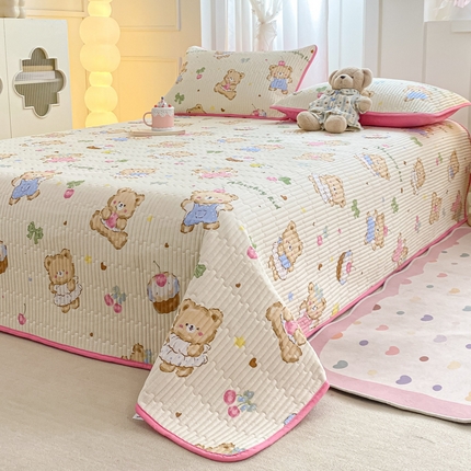 91家纺网 家纺一手货源 找家纺 顺顺家纺 2025新款全棉卡通夹棉床盖 小熊莫尼