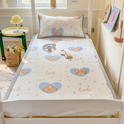 91家纺网 家纺一手货源 找家纺 富馨莱 2025新款学生平铺款冰藤印花凉席A类抗菌冰丝席支持定制尺寸 爱心小熊