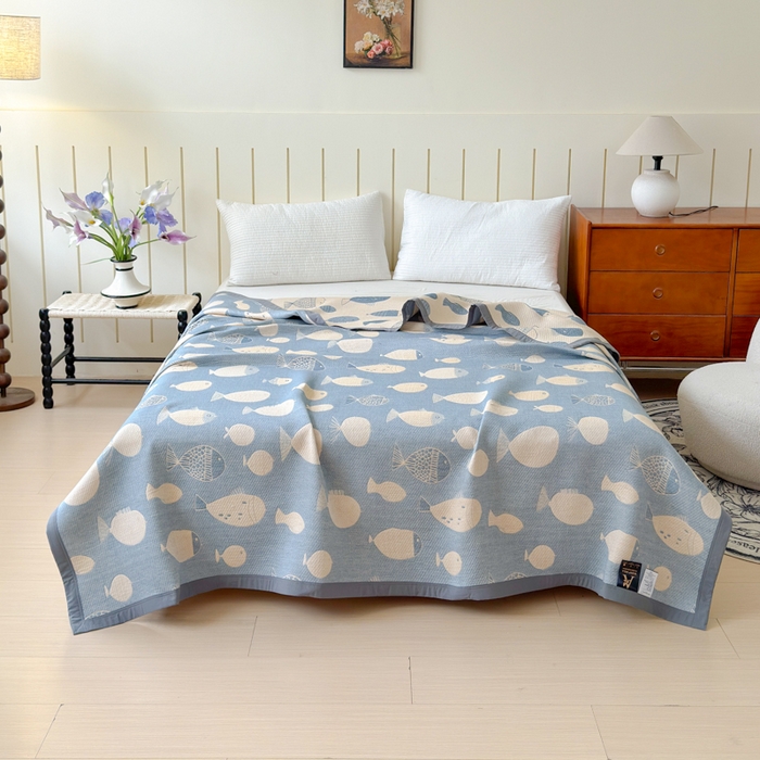 91家纺网 家纺一手货源 找家纺 2025新款A类纯棉针织三层纱提花多功能毯 蓝色-小鱼