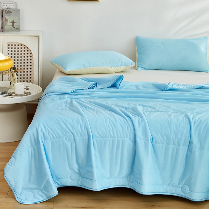 91家纺网 家纺一手货源 找家纺 柏薇 2025新款纯色冰激凌凉感丝夏凉被空调被 冰激凌夏被-月光蓝