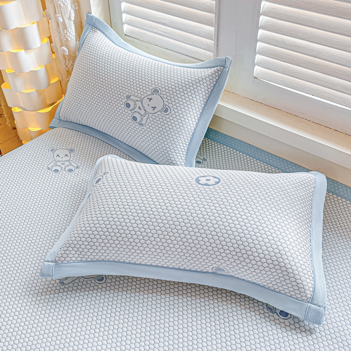 91家纺网 家纺一手货源 找家纺 2025新款凉感冰豆豆凉席-暴力熊系列 暴力熊-天蓝