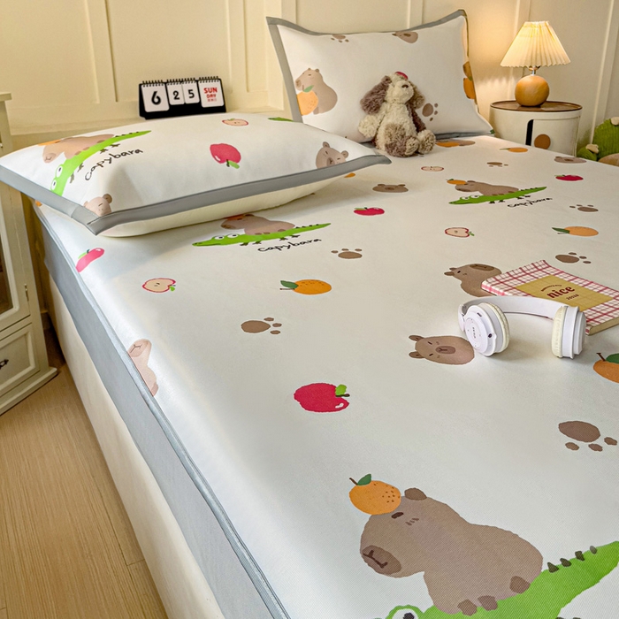 91家纺网 家纺一手货源 找家纺 富馨莱 2025新款床笠款冰藤印花凉席A类抗菌冰丝席支持定制尺寸 卡皮熊