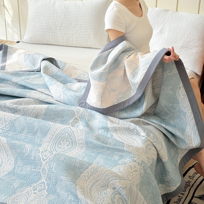 91家纺网 家纺一手货源 找家纺 2025新款A类纯棉针织三层纱提花多功能毯 蓝色-梦回